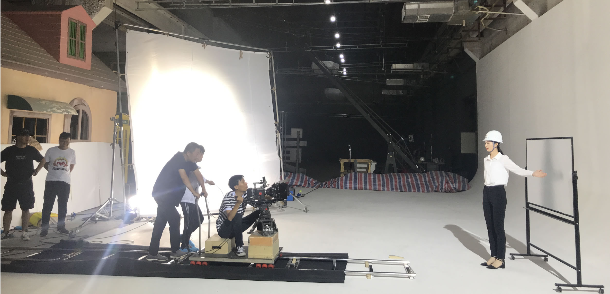 在西安市场上寻找拍摄制作高端企业宣传片的影视公司(图2) 企业宣传片棚拍.png