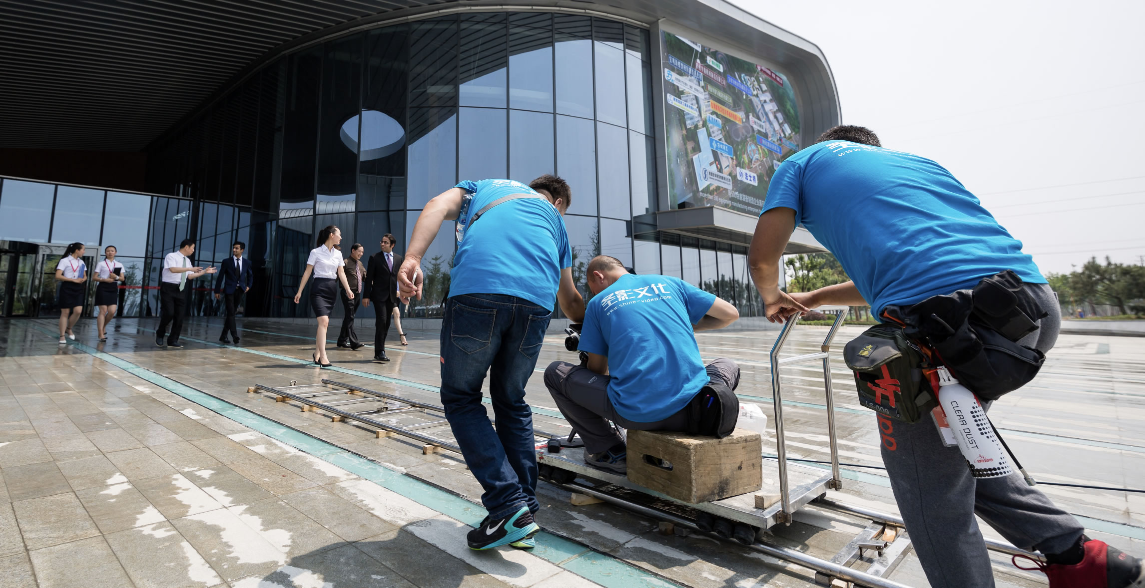 做企业宣传片如何挣到钱?出作品才是王道?(图1) 花絮照片.png