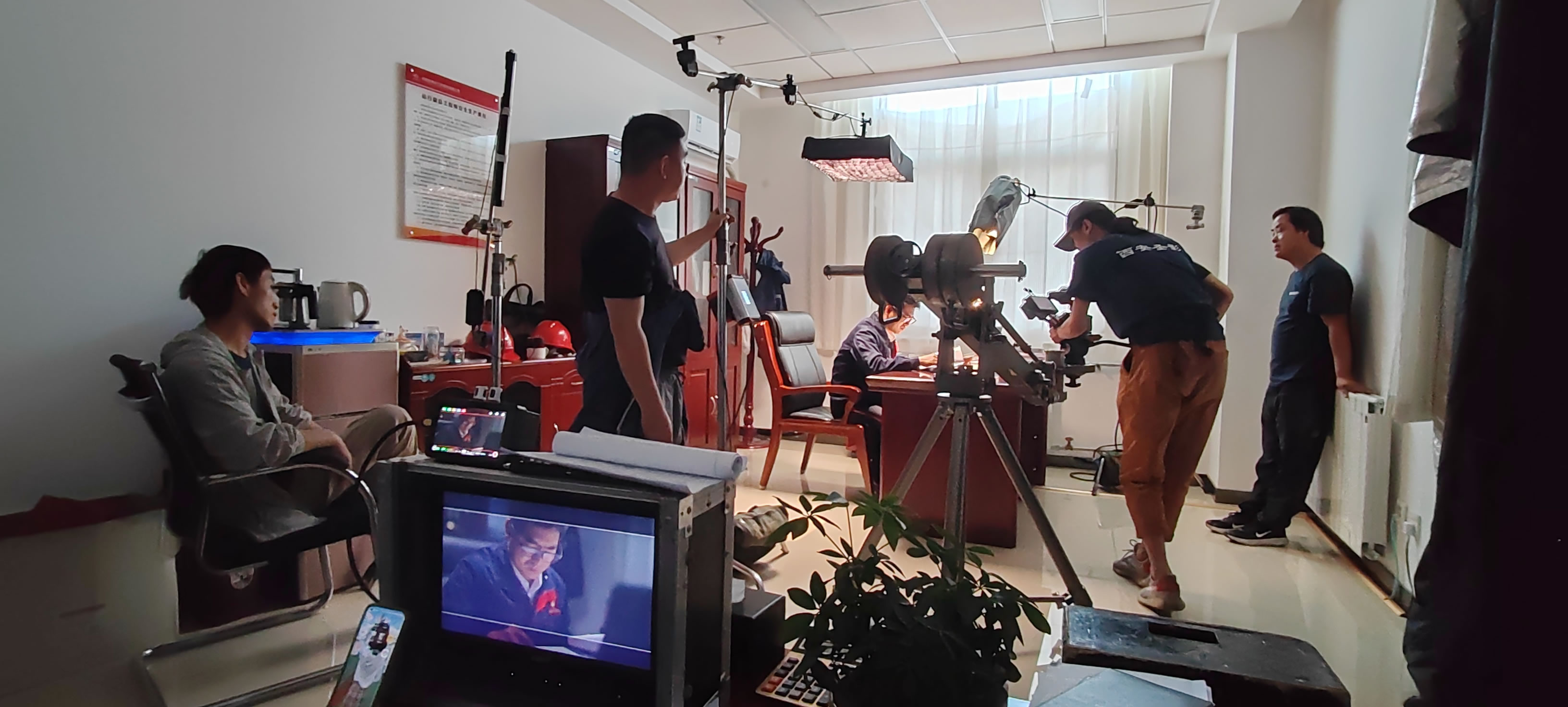 中国电信和华为联合制作:《背着光的人》微视频(图4) 1021689479187_.pic_hd.jpg