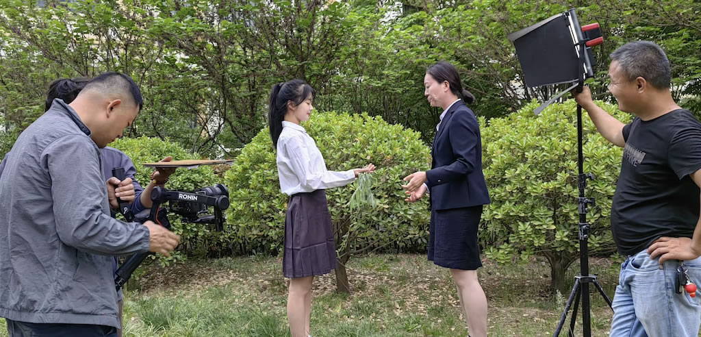 在企业宣传片制作中，如何通过剪辑技巧和特效提升整体观赏性